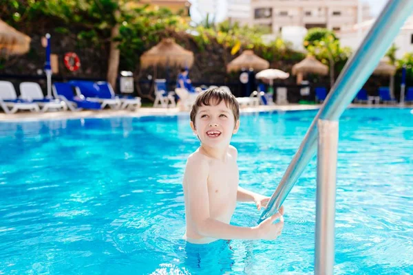 ホテルのプールで遊んで幸せな子. — ストック写真