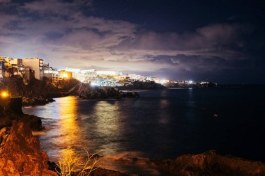 Kıyı şeridi ve okyanus üzerinde gece görünümü