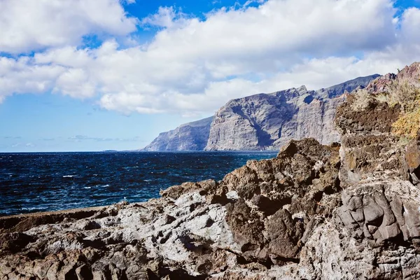 Vista sulle scogliere rocciose e sull'oceano — Foto Stock