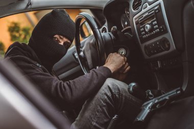 Oto hırsızı ateşleme tornavida ile araba başlatmak için çalışıyor