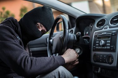 Oto hırsızı ateşleme tornavida ile araba başlatmak için çalışıyor