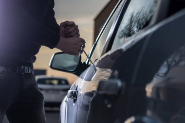 Siyah yün arabaya girmeye çalışan Oto hırsızı
