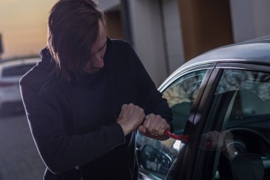 Siyah yün arabaya girmeye çalışan Oto hırsızı