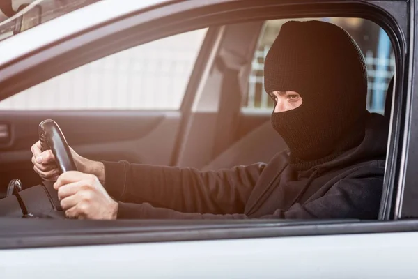 Ladrón de autos conduciendo un auto robado — Foto de Stock