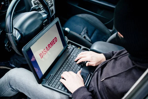 Autodieb versucht Auto-Sicherheitssysteme zu knacken — Stockfoto