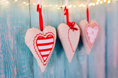 Eski rustik ahşap arka plan Tekstil Kalpler.