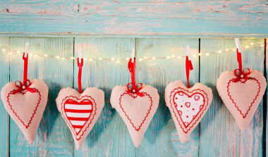 Eski rustik ahşap arka plan Tekstil Kalpler.