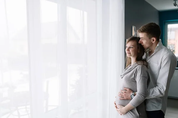 Zwangere vrouw met haar man — Stockfoto