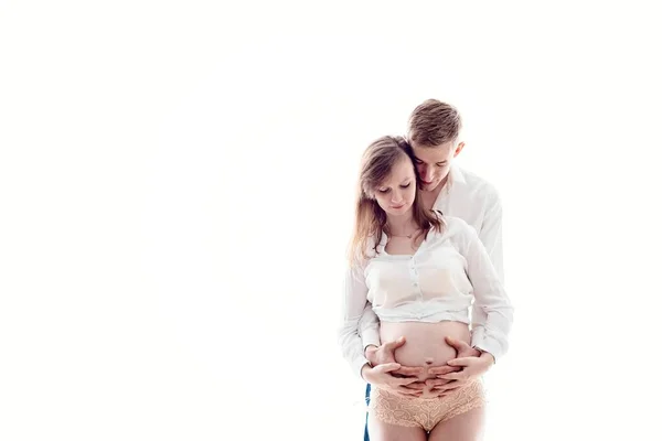 Zwangere vrouw met haar echtgenoot op witte achtergrond — Stockfoto