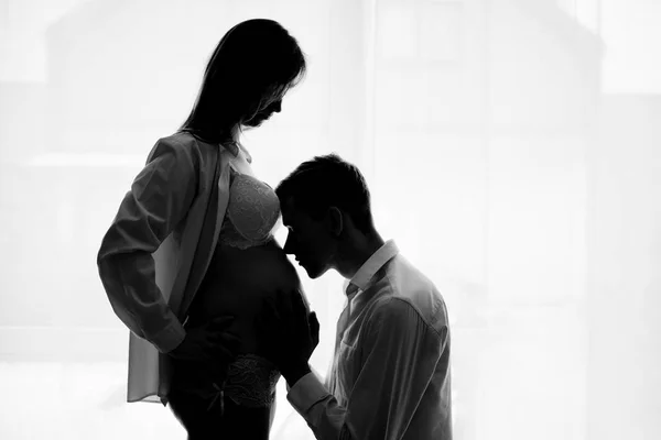Le mari embrasse le ventre de la femme enceinte — Photo