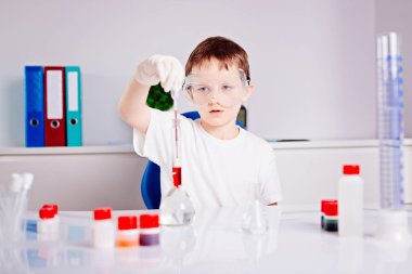 Test tüpleri renkli sıvı karıştırma çocuk
