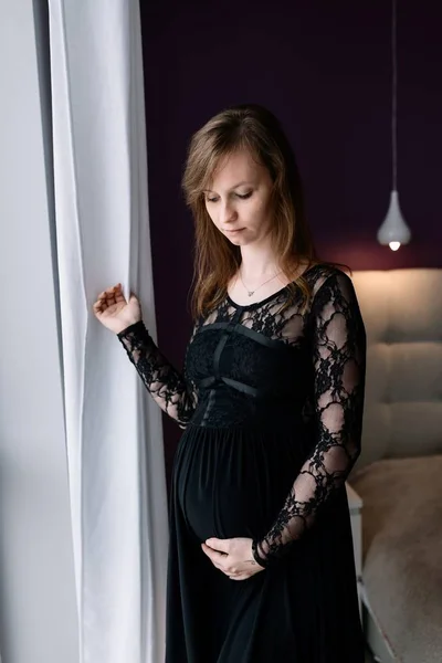 Belle jeune femme enceinte dans la chambre . — Photo