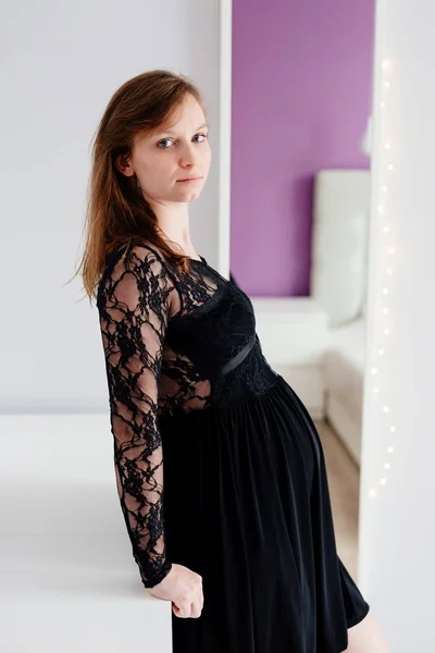 Hermosa joven embarazada en el dormitorio . — Foto de Stock