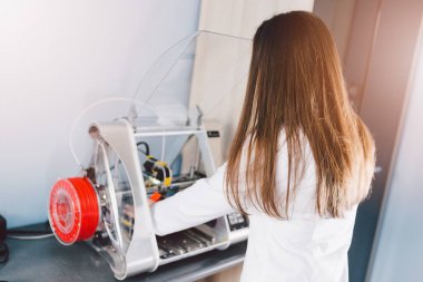 Beyaz önlük kadında hazır detayı çeker