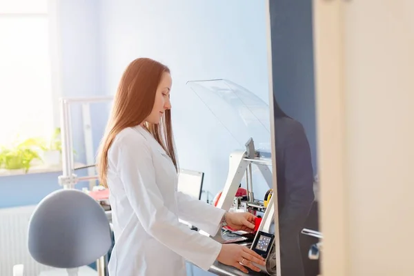 Mujer en una bata de laboratorio blanca saca el detalle listo — Foto de Stock