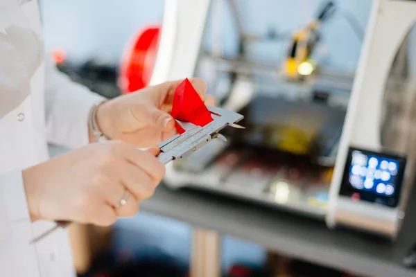 Control de calidad con pinza — Foto de Stock