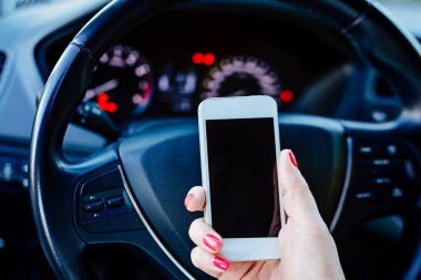 Arabaya beyaz smartphone kullanan kadın