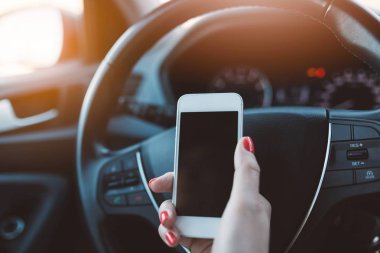 Arabaya beyaz smartphone kullanan kadın