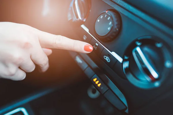 Frau schaltet Klimaanlage in ihrem Auto ein — Stockfoto