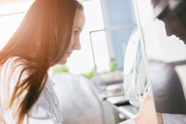 3D yazıcı ile çalışan kadın