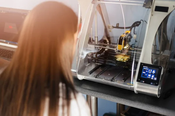 Kvinna som arbetar med 3D-skrivare — Stockfoto