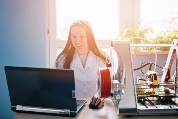 Mujer diseñando prototipo para impresión 3D —  Fotos de Stock