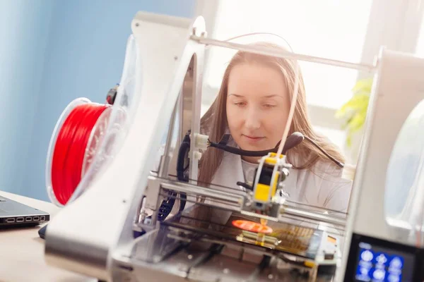Kvinna som arbetar med 3D-skrivare — Stockfoto
