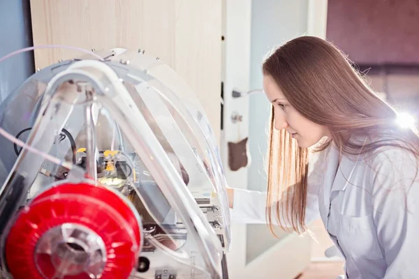 Femme travaillant avec une imprimante 3D — Photo