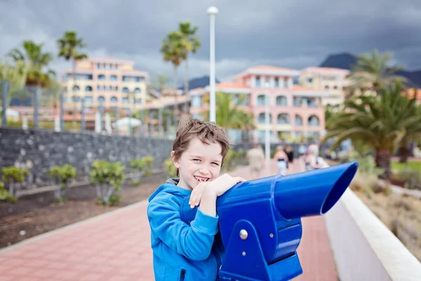 Kleiner Junge spielt mit öffentlichem Teleskop — Stockfoto