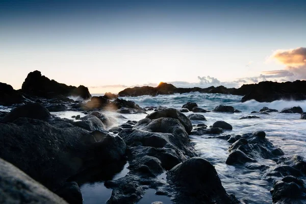 Zonsondergang op de rotsachtige kust van Tenerife — Stockfoto