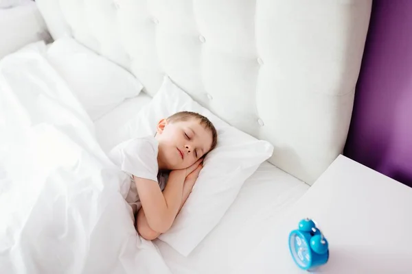 Weinig jongenskind slapen in bed. Knuffelen zijn favoriete teddybeer — Stockfoto