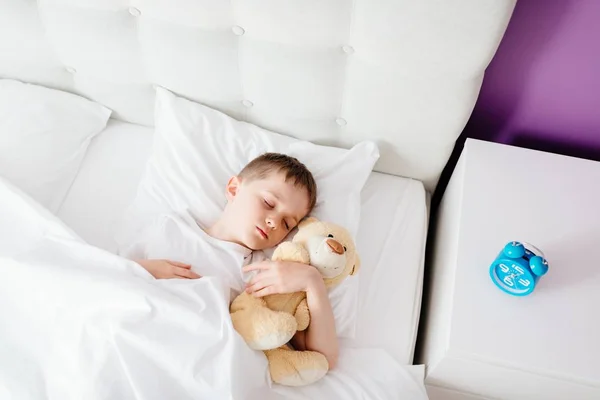 Menino criança dormindo na cama — Fotografia de Stock