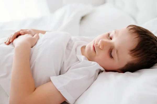 Kis fiú gyermek alszik az ágyban — Stock Fotó