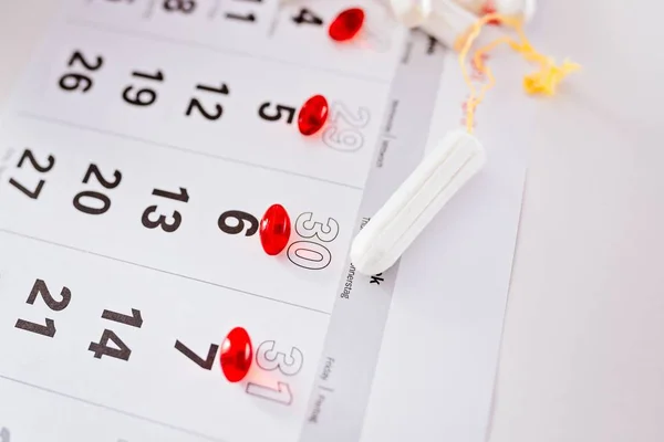 Menstruation calendar and clean cotton tampons — Stock Photo, Image