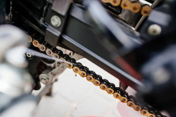 Cleaning motorcycle chain — Stock Photo, Image