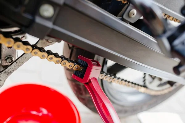 Cleaning motorcycle chain — Stock Photo, Image