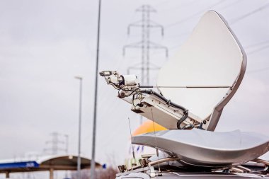 Televizyon van uydu anten monte