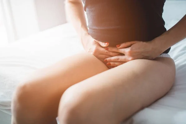 Kobieta cierpi z powodu bólu miesiączki lub żołądka ból — Zdjęcie stockowe