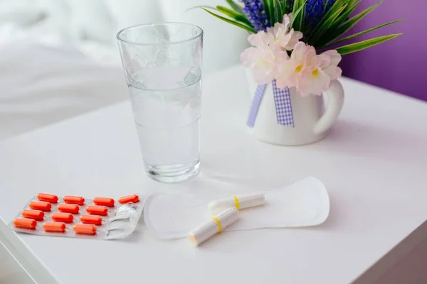 Productos de menstruación de mujer en gabinete blanco — Foto de Stock
