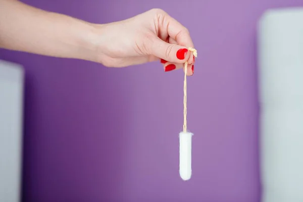 Fehér pamut tampon tartó női közelről — Stock Fotó