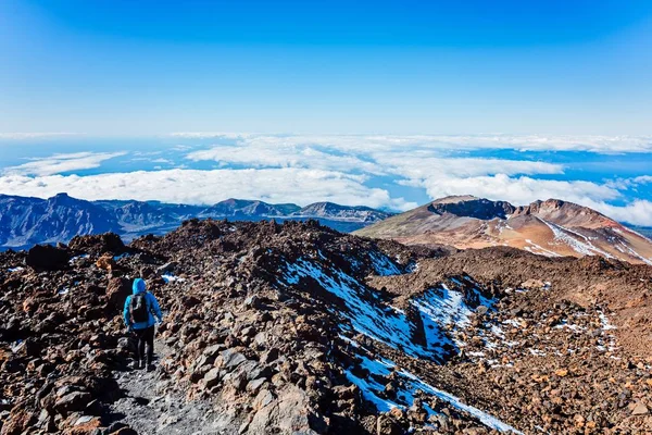 Frau auf dem Gipfel des Vulkans Teide — Stockfoto