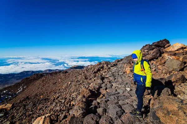 Παιδί αγόρι στην κορυφή του ηφαιστείου Teide — Φωτογραφία Αρχείου