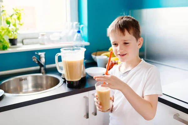 Feliz niño está bebiendo cóctel de frutas hecho a sí mismo — Foto de Stock