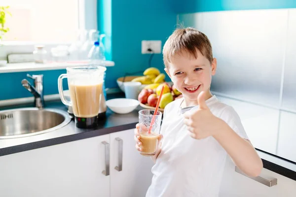 Feliz niño está bebiendo cóctel de frutas hecho a sí mismo —  Fotos de Stock