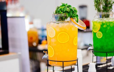 Sarı portakal suyu meyve dilimleri ile