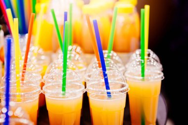 Plastik kap içinde lezzetli soğuk portakal suyu