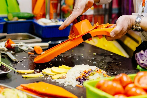 Hombre cocinar verduras de rejilla —  Fotos de Stock