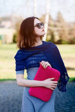 Ayna güneş gözlüklü kız moda