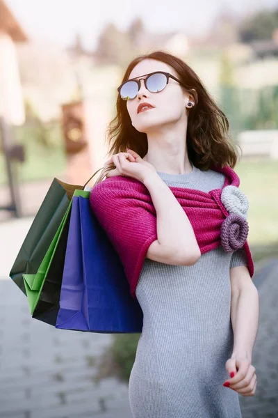 Divat lány rózsaszín gyapjú sál, gazdaság, könyv bevásárló táskák. — Stock Fotó