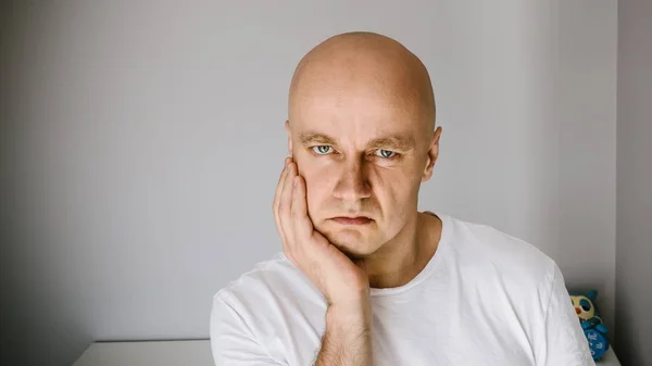 Mannen i vit t-shirt lider av tandvärk. — Stockfoto